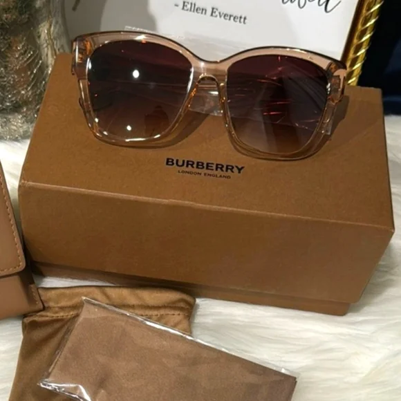 Burberry Women display picture 3